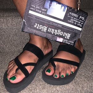 Black Kriscross toe Slides